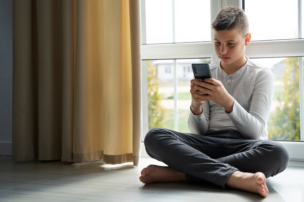 Niño de tiro completo adicto a las redes sociales.