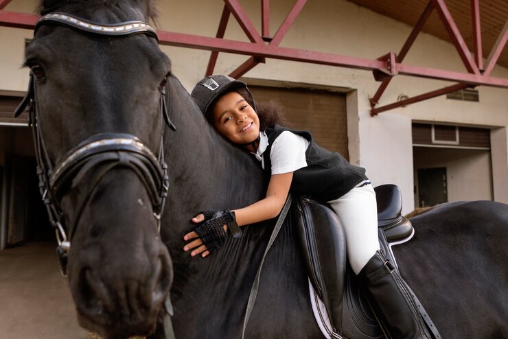 Foto gratuito niño de tiro completo aprendiendo a montar a caballo
