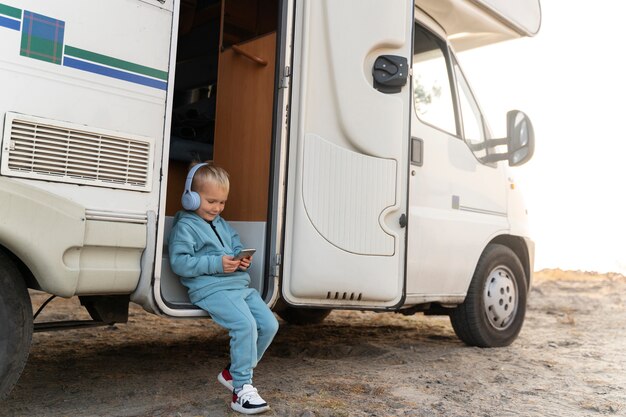 Niño de tiro completo con auriculares