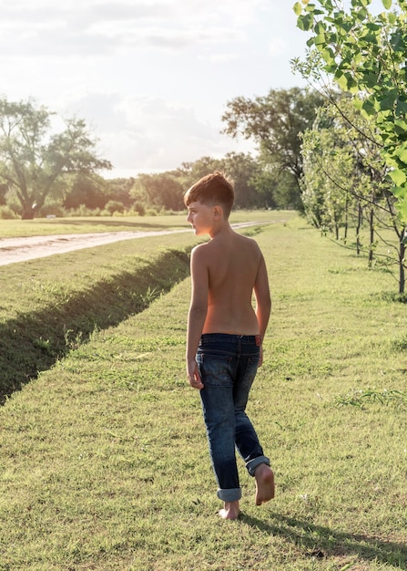 Niño de tiro completo caminando al aire libre