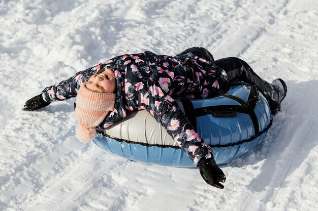 Niño de tiro completo divirtiéndose al aire libre