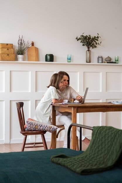 Niño de tiro completo estudiando en casa