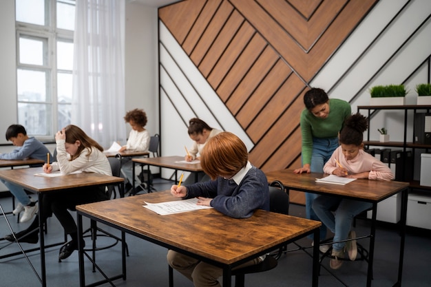 Foto gratuita niño de tiro completo haciendo trampa en la escuela