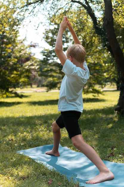 Foto gratuita niño de tiro completo haciendo yoga