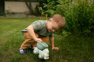 Foto gratuita niño de tiro completo jugando al aire libre