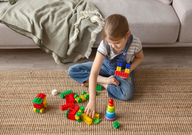 Niño de tiro completo jugando en casa