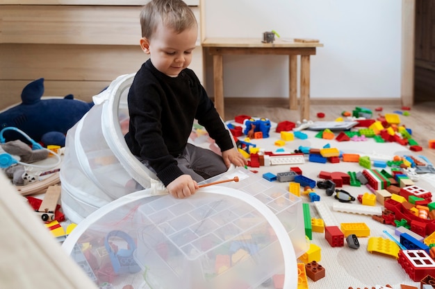 Niño de tiro completo jugando en casa