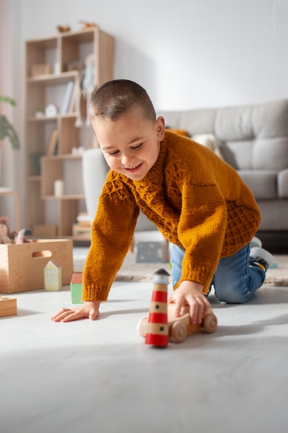 Foto gratuita niño de tiro completo jugando en casa