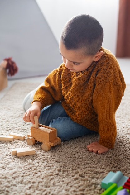 Foto gratuita niño de tiro completo jugando en casa