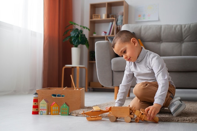 Foto gratuita niño de tiro completo jugando en casa