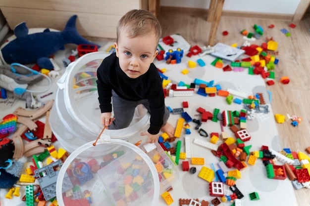 Niño de tiro completo jugando en el interior