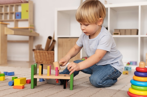 Niño de tiro completo jugando con juguetes