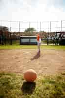 Foto gratuita niño de tiro completo jugando kickball