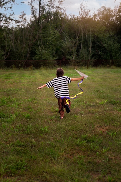 Niño de tiro completo jugando en la naturaleza