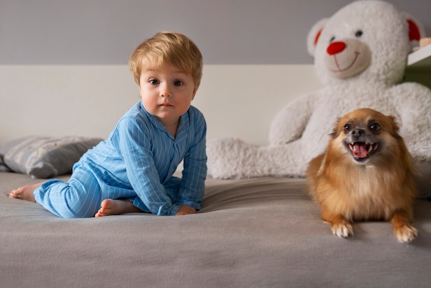 Niño de tiro completo jugando con perro