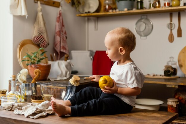 Niño de tiro completo con limón y cepillo