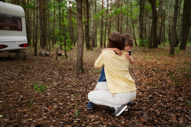 Niño de tiro completo y madre abrazándose