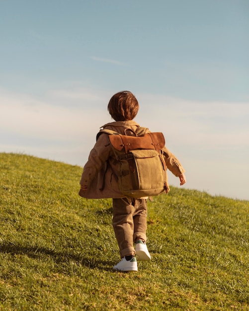 Niño de tiro completo con mochila