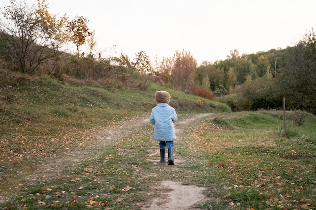 Niño de tiro completo en la naturaleza