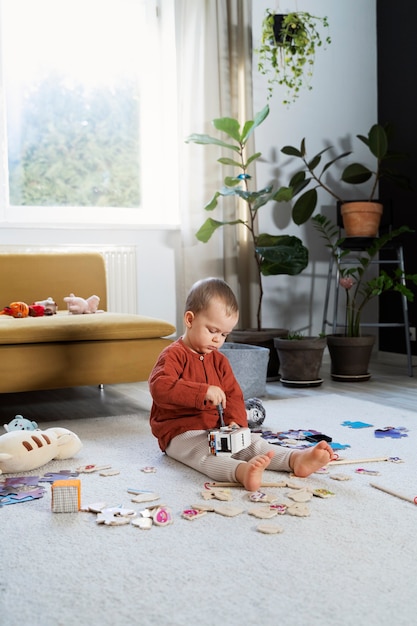 Niño de tiro completo reparando juguetes en casa