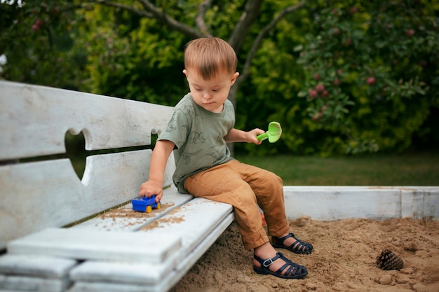 Foto gratuita niño de tiro completo sentado en un banco