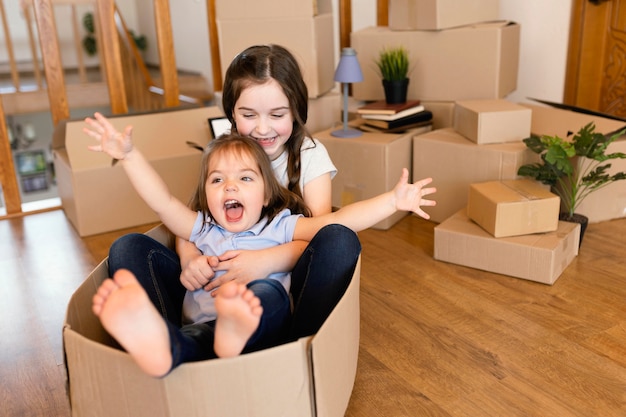 Niño de tiro completo sentado en caja