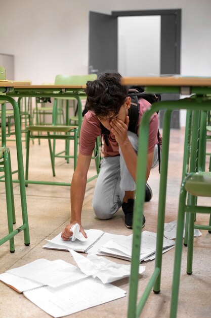 Niño de tiro completo siendo intimidado en el aula