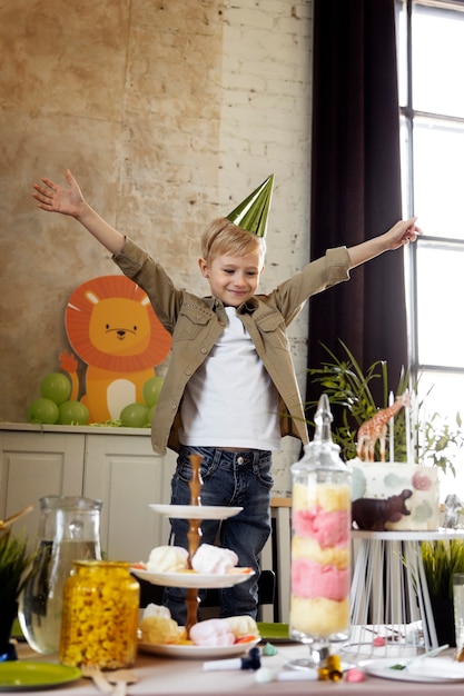 Foto gratuita niño de tiro completo con sombrero de fiesta