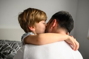 Foto gratuita niño de tiro medio abrazando a su padre