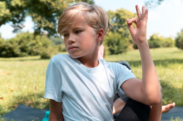 Foto gratuita niño de tiro medio al aire libre