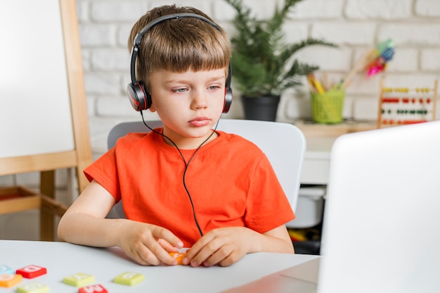 Niño de tiro medio con auriculares