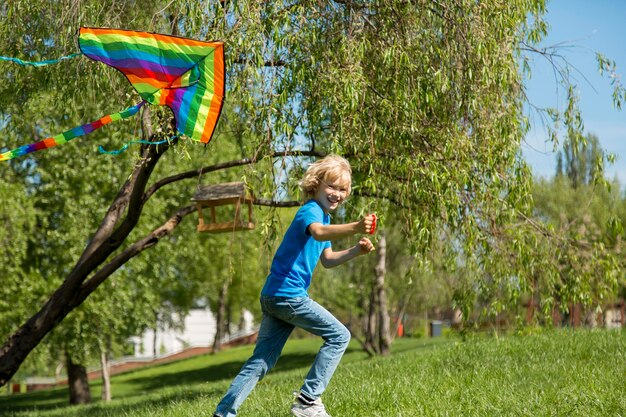 Niño de tiro medio con cometa de colores