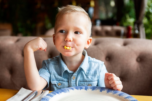 Niño de tiro medio comiendo comida rápida