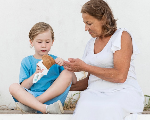 Niño de tiro medio comiendo helado