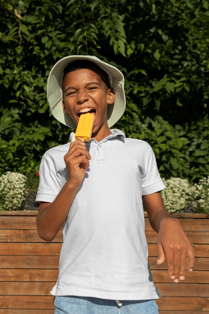 Foto gratuita niño de tiro medio comiendo helado