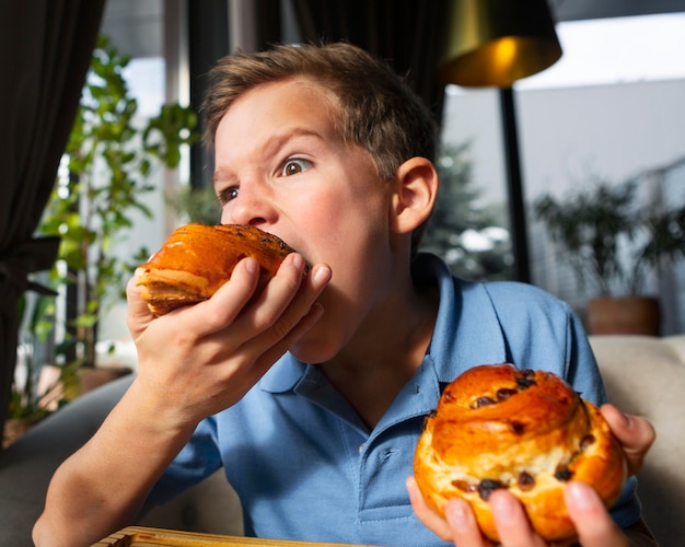 Foto gratuita niño de tiro medio comiendo postre