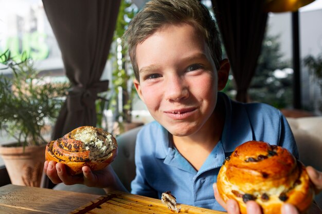 Niño de tiro medio comiendo postre