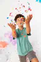 Foto gratuita niño de tiro medio con confeti