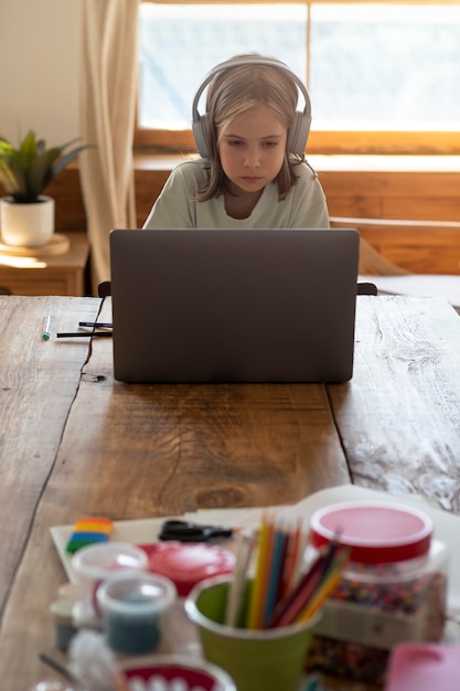 Niño de tiro medio estudiando en casa