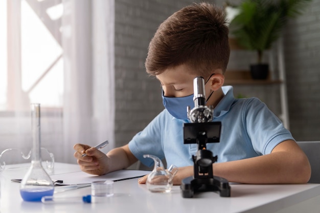 Niño de tiro medio estudiando