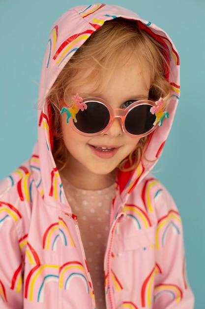 Niña con gafas alimenta a los Foto de stock 2365855989