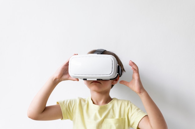 Foto gratuita niño de tiro medio con gafas vr