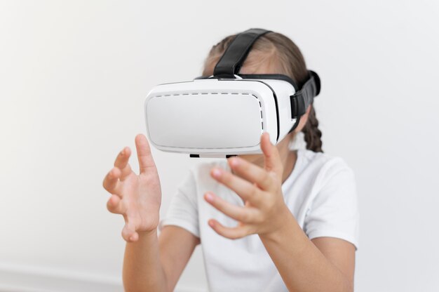 Niño de tiro medio con gafas vr