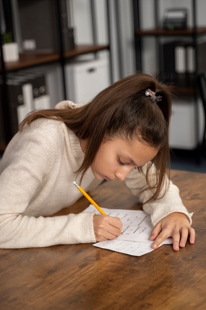 Niño de tiro medio haciendo trampa en el examen escolar