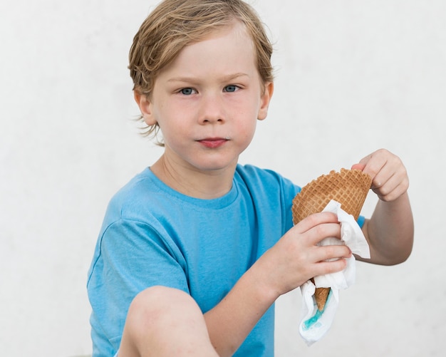 Foto gratuita niño de tiro medio con helado