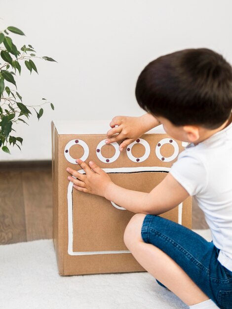 Niño de tiro medio jugando con horno