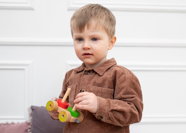 Niño de tiro medio jugando con juguete educativo