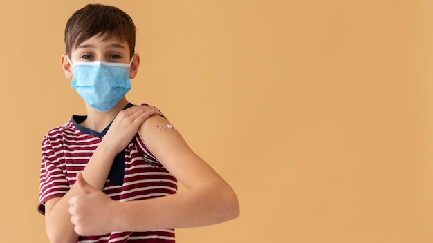 Niño de tiro medio con mascarilla