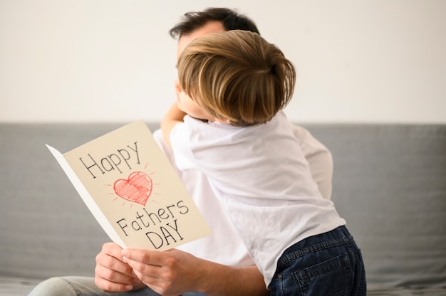 Foto gratuita niño de tiro medio con padre