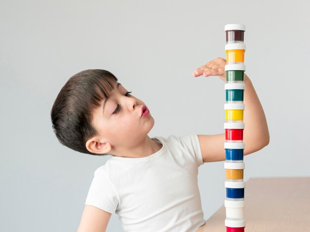 Niño de tiro medio con pintura